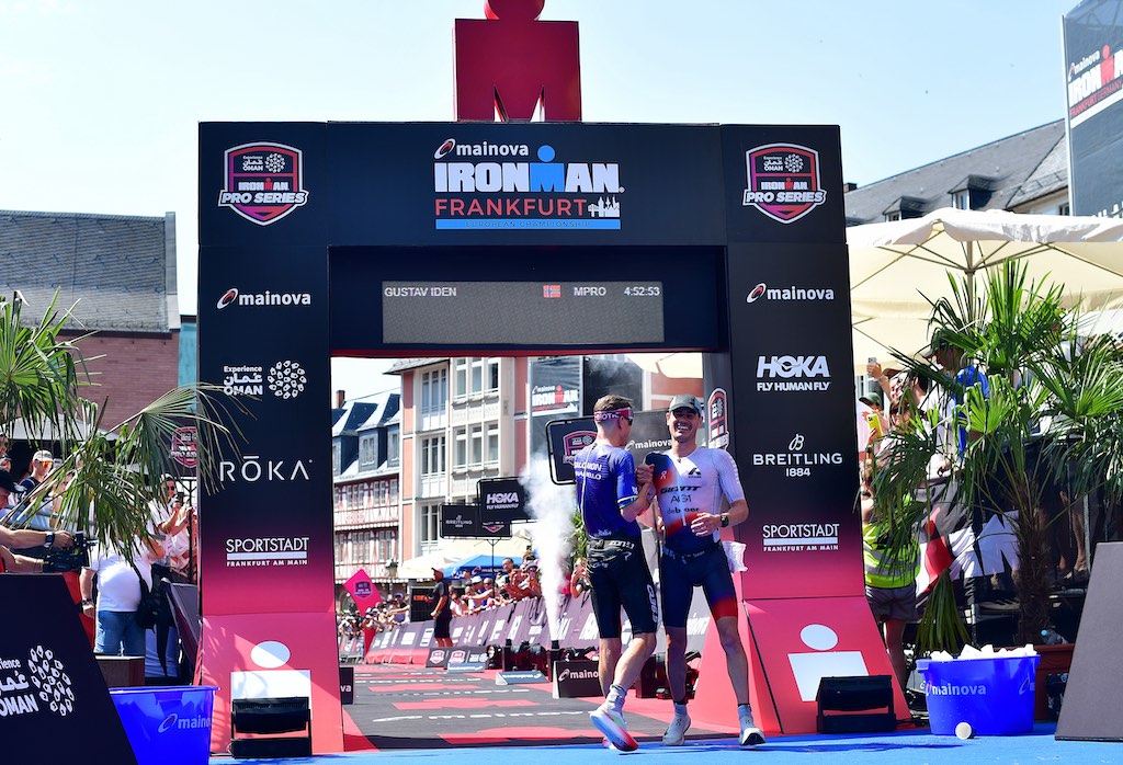 Casper Stornes feliciteert landgenoot Gustav Iden bij de Ironman Frankfurt (foto: Alexander Koerner/Getty Images for Ironman)