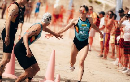 Arnaud Mengal lost Jolien Vermeylen af in de Mixed Team Relay triatlon in Quiberon (foto: World Triathlon)