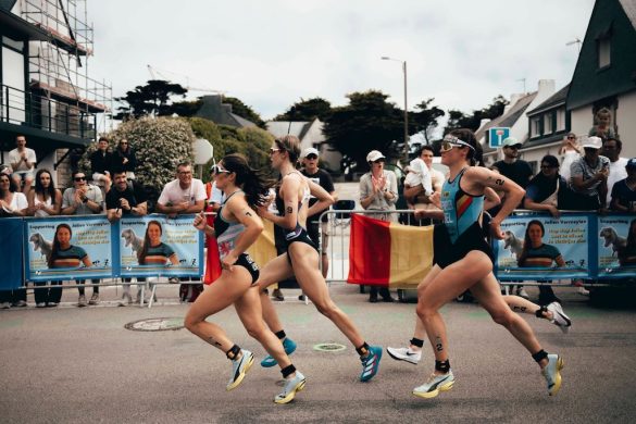 Jolien Vermeylen in de kopgroep bij haar eigen fanzone in Quiberon (foto; World Triathlon)