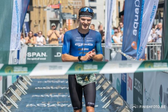 Jonathan Wayaffe wint de duatlon in Kortrijk (foto: Finishfoto.be/Jim De Sitter)