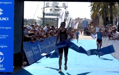 Lisa Tertsch wordt Europees kampioene in een langgerekte spurt met Jolien Vermeylen (foto; screenshot 3athlon.be)