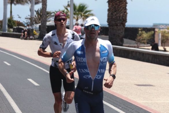 Michiel Stockman in het spoor van Patrick Lange in de Ironman Lanzarote (foto; Michiel Stockman RR)
