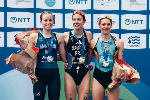 Jolien Vermeylen rechts op het podium naast winnares Cassandre Beaugrand en Tilda Mansson (foto: World Triathlon)