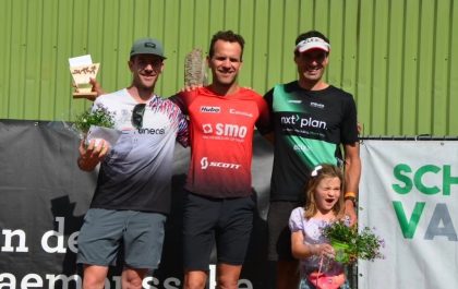 Tom Vander Hoogerstraete met Geert Janssens en Hannes Cool op podium kwarttriatlon Eeklo (foto: MTV)