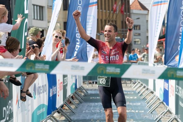 Tom Vander Hoogerstraete wint de triatlon in Kortrijk (foto: Finishfoto.be/Jim De Sitter)
