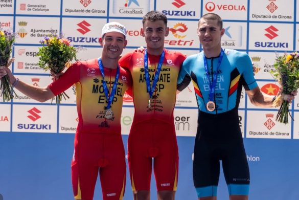 Tom Vaelen (r) pakte brons op het EK middle distance triatlon (foto: Europe Triathlon)
