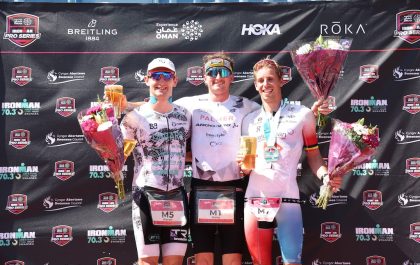 Joran Driesen (r) naast winnaar Harry Palmer en runner-up Kieran Lindars in de 70.3 Ironman Swansea (foto: Nigel Roddis/Getty Images for Ironman)