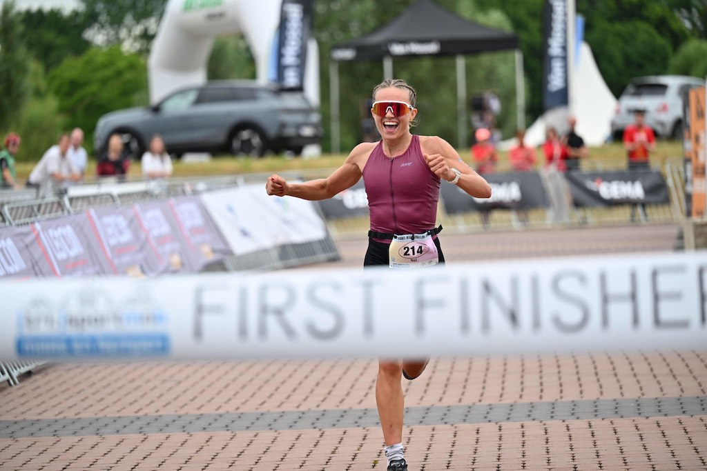 Nel Swennen wint de 100 triatlon in Kinrooi bij de vrouwen (foto; Finishfoto.be/Jim De Sitter)