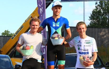 Tijl Pauwels op het podium van de Notelaar duatlon in Loenhout (foto: Wezelopdefoto RR)