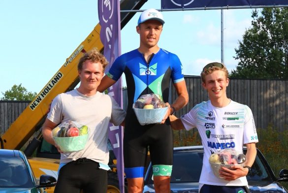Tijl Pauwels op het podium van de Notelaar duatlon in Loenhout (foto: Wezelopdefoto RR)