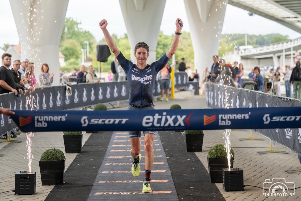 Sebastien Carabin wint de Cave Triatlon bij de mannen (foto: Finishfoto.be/Jim De Sitter)