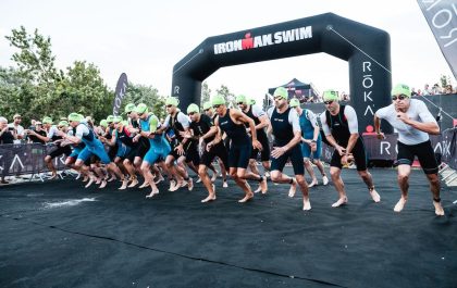 Start van de pro-mannen met centraal Stenn Goetstouwers in de 70.3 Ironman Vitoria-Gasteiz (foto: Ironman/Carlos Iturbe)