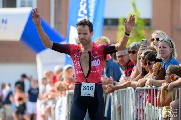 Tom Vander Hoogerstraete wint de kwarttriatlon van Kapelle Op Den Bos (foto: Finishfoto.be/Jim De Sitter)