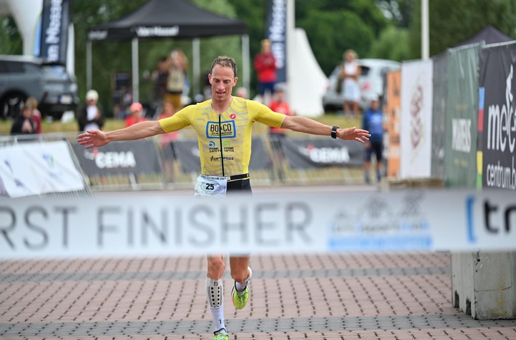 Wouter Vander Mast pakt indrukwekkende zege in 100 triatlon in Kinrooi, Nel Swennen blijft verbazen