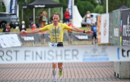 Wouter Vander Mast wint de 100 triatlon in Kinrooi (foto; Finishfoto.be/Jim De Sitter)