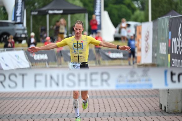 Wouter Vander Mast wint de 100 triatlon in Kinrooi (foto; Finishfoto.be/Jim De Sitter)