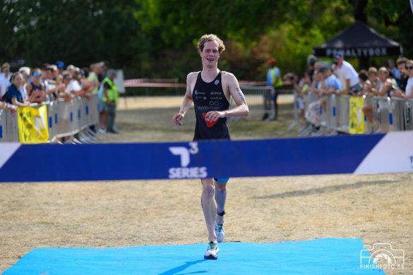 Jasper Devos wint de T3 triatlon op de Steratlon in Sint-Niklaas (foto: Finishfoto.be/Jim De Sitter)