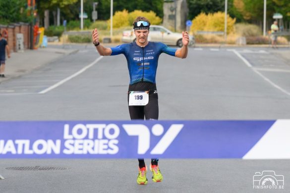 Jonathan Wayaffe wint de 29ste duatlon van Halle (foto: Finishfoto.be/Jim De Sitter)