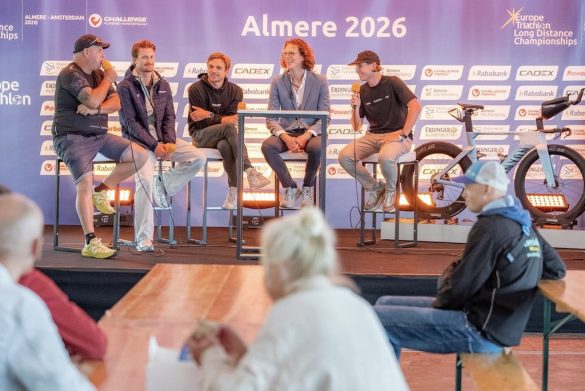 Hans en Tim met Pim Van Diemen, Milan Brons en Jort Vlam bij de live 3athlon Praat Podcast in Almere (foto; 3athlon.nl)