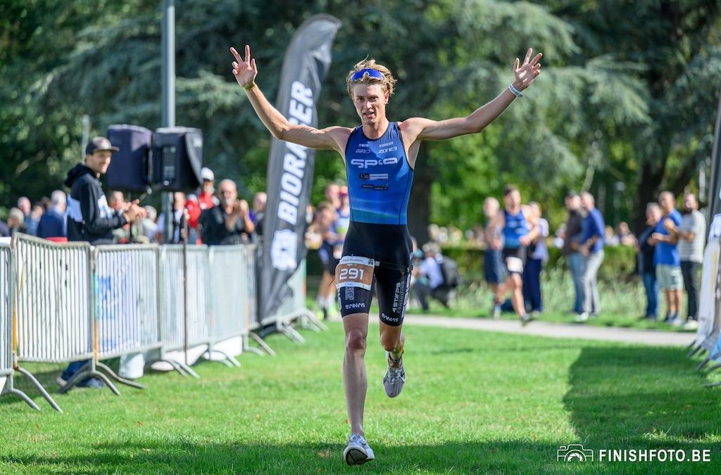 Balte Thijs maakt indruk in Cornelis Bedding Kwarttriatlon Hofstade, Katrien Maes wint vlot