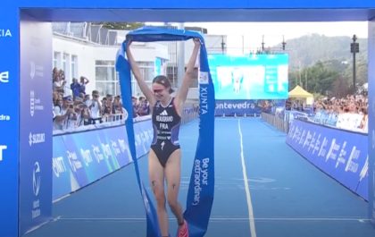 Cassandre Beaugrand pakt de wereldtitel triatlon in de WTCS Grand Final in Pontevedra (foto: screenshot 3athlon.be)