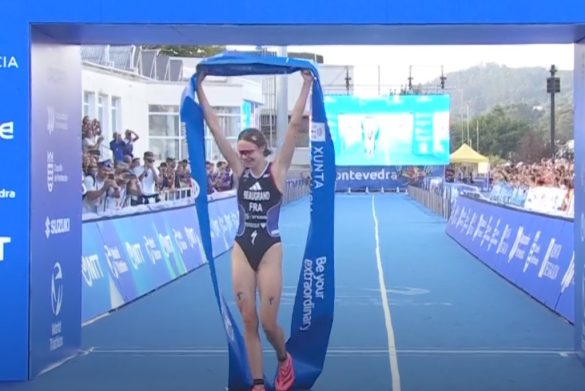 Cassandre Beaugrand pakt de wereldtitel triatlon in de WTCS Grand Final in Pontevedra (foto: screenshot 3athlon.be)