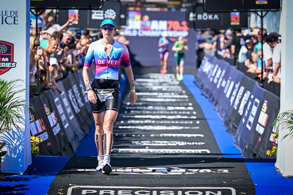Hanne De Vet aan de finish van het WK 70.3 Ironman in Nice (foto: 3athlon.be/David Pintens)