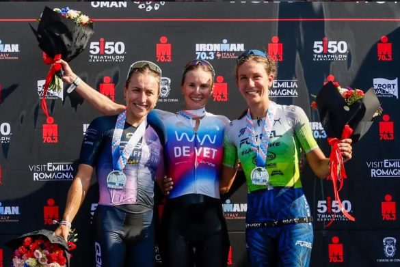 Hanne De Vet als winnares op het podium van de 70.3 Ironman Emilia Romagna (foto: Ironman)