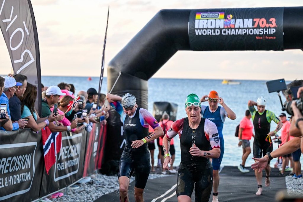 Hanne De Vet bij de swim exit in het WK 70.3 Ironman in Nice (foto: 3athlon.be/David Pintens)