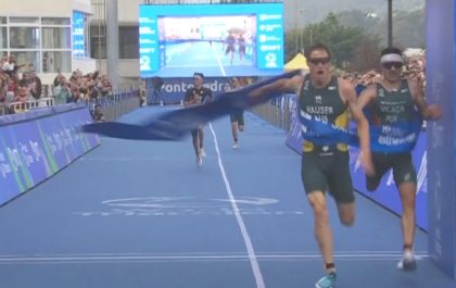 Matt Hauser klopt Vasco Vilaca in de WTCS Grand FInal triatlon in Pontevedra (foto: screenshot 3athlon.be)