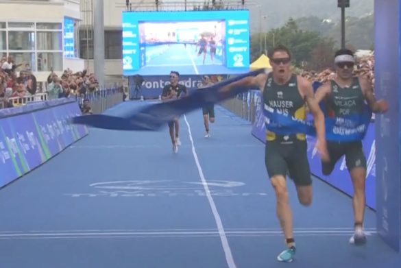 Matt Hauser klopt Vasco Vilaca in de WTCS Grand FInal triatlon in Pontevedra (foto: screenshot 3athlon.be)