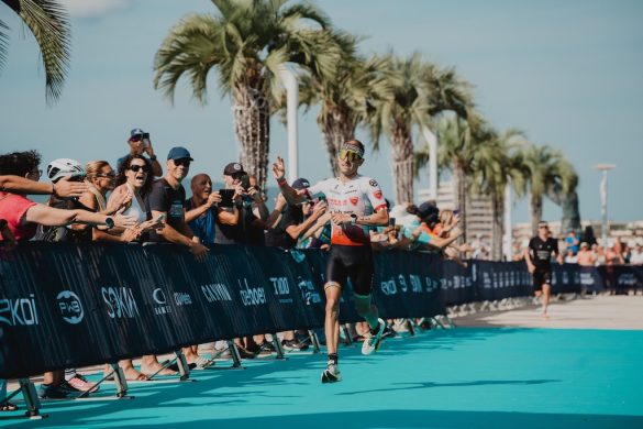 Jelle Geens finisht 2de in de T100 French Riviera triatlon (foto; T100)