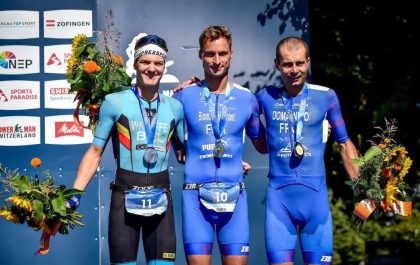 Jonathan Wayaffe met de zilveren medaille op het WK Powerman Duatlon in Zofingen (foto; World Triathlon)