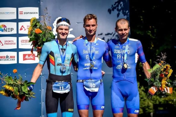 Jonathan Wayaffe met de zilveren medaille op het WK Powerman Duatlon in Zofingen (foto; World Triathlon)