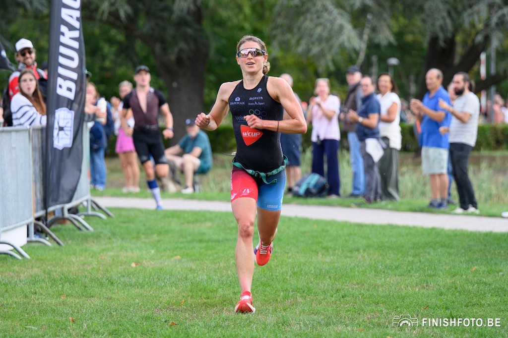 Katrien Maes wint de Cornelis Bedding kwarttriatlon van Hofstade (foto: Finishfoto.be/Jim De Sitter)