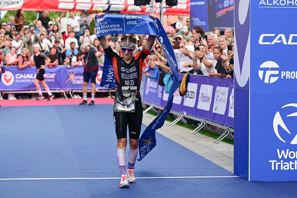 Kyra Meulenberg wint het EK long distance triatlon bij Challenge Almere-Amsterdam (foto: Challenge Family/Harry van 't Veld)