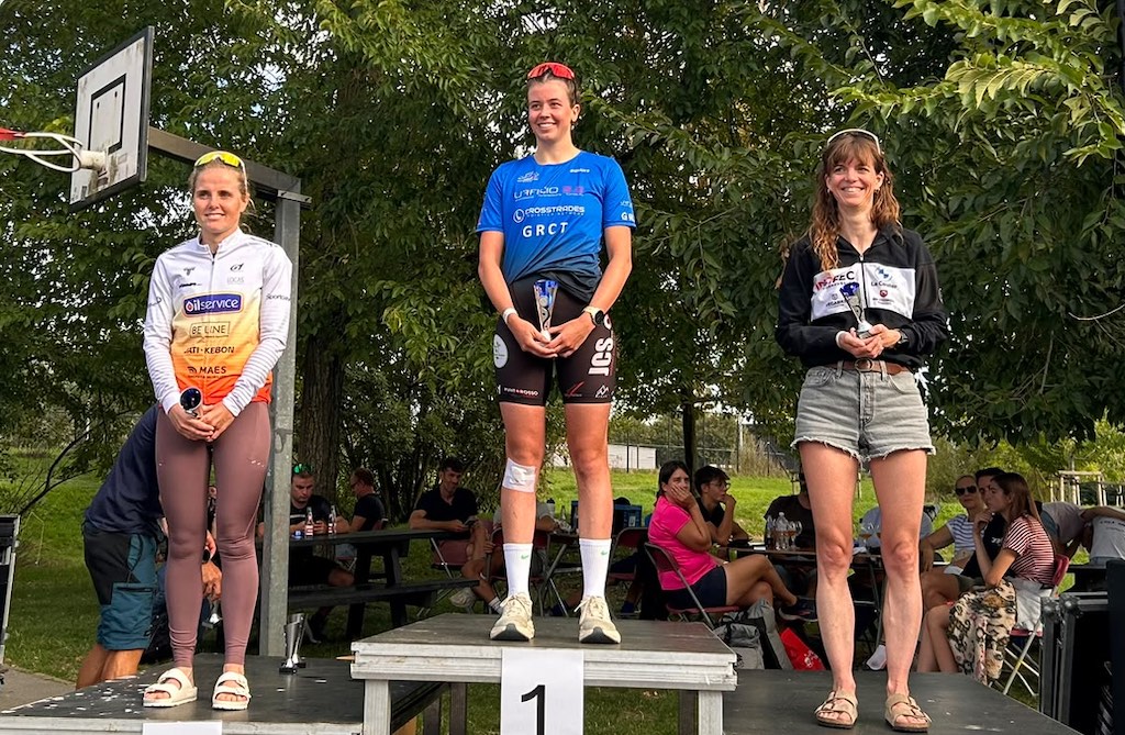 Marthe Roelans op het podium van de kwarttriatlon in Ieper (foto: 3athlon.be)