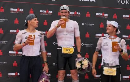 Michiel Stockman (l) met Henrik Goesch en Mitch Wismans op het podium van de Ironman Wales (foto: Mitch Wismans RR)