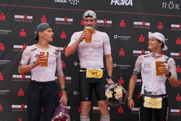 Michiel Stockman (l) met Henrik Goesch en Mitch Wismans op het podium van de Ironman Wales (foto: Mitch Wismans RR)