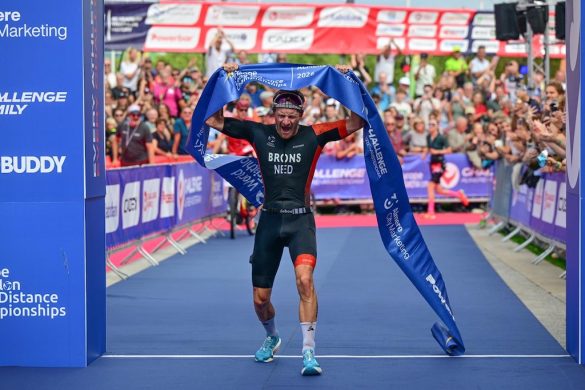 Milan Brons wint het EK long distance triatlon bij Challenge Almere-Amsterdam (foto: Challenge Family/Harry van 't Veld)