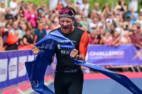 Milan Brons aan de finish van het EK in Almere (foto: Challenge Almere/Harry van 't Veld)