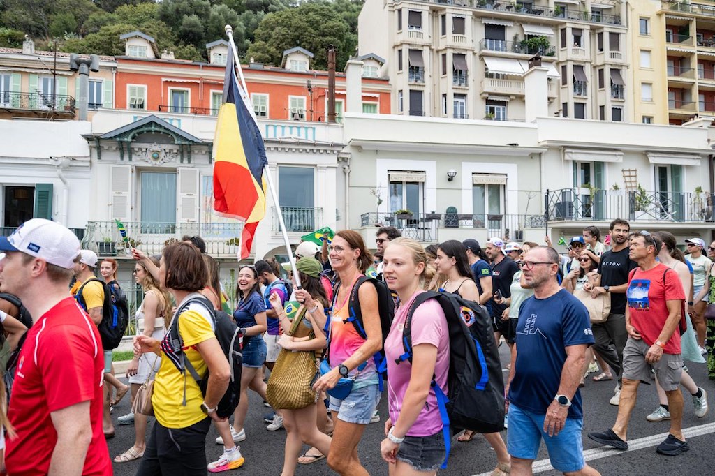 Nations Parade op het WK 70.3 Ironman in Nice (foto: 3athlon.be/David Pintens)