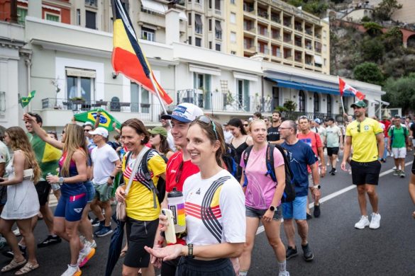 Een voorlopig kleine Belgische delegatie op de Nations Parade op het WK 70.3 Ironman in Nice (foto: 3athlon.be/David Pintens)