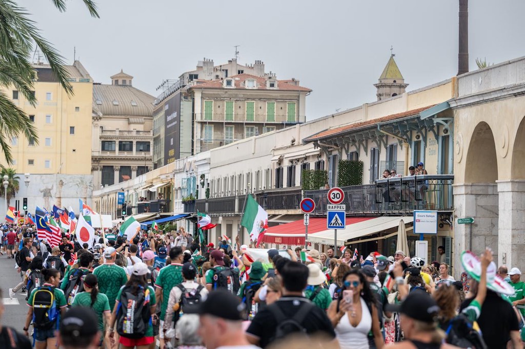 Nations Parade op het WK 70.3 Ironman in Nice (foto: 3athlon.be/David Pintens)
