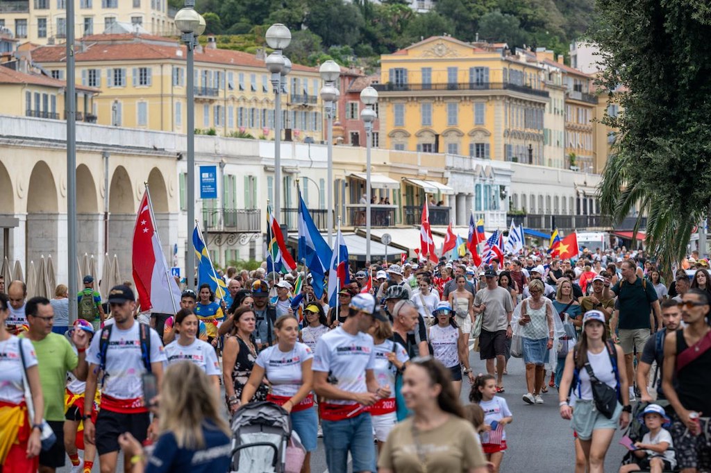 Nations Parade op het WK 70.3 Ironman in Nice (foto: 3athlon.be/David Pintens)