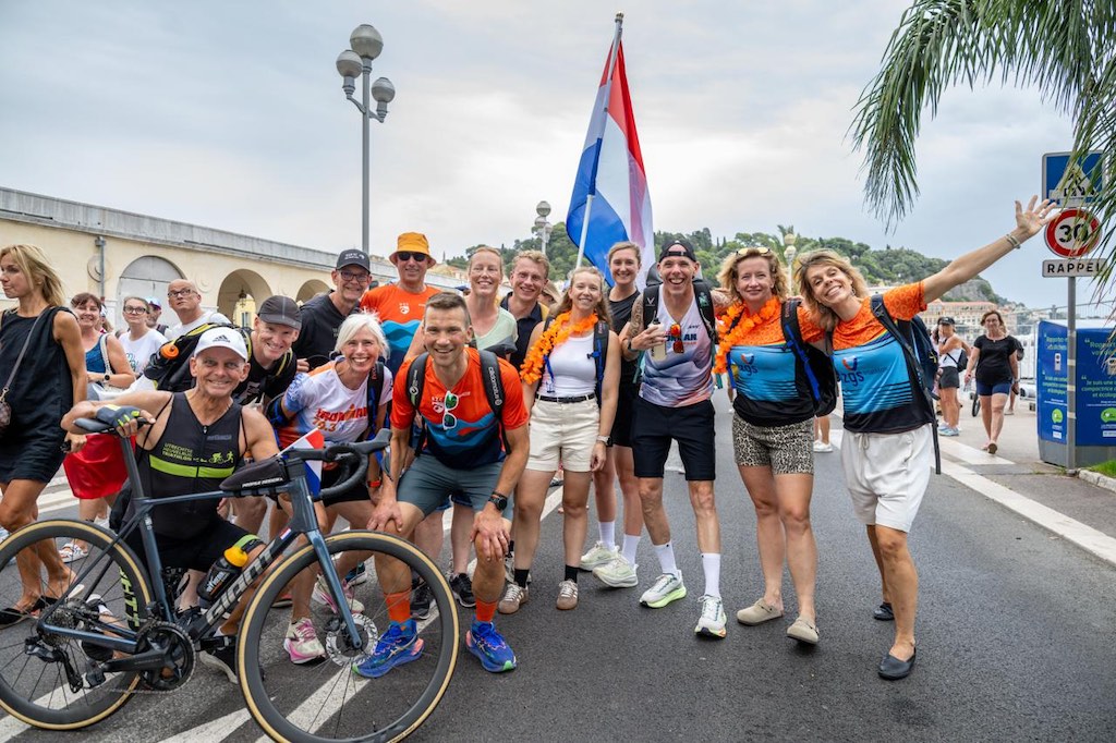 Team Nederland op de Nations Parade op het WK 70.3 Ironman in Nice (foto: 3athlon.be/David Pintens)