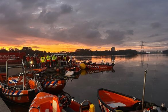 Het zwemparcours van Challenge Almere-Amsterdam voor de start van de triatlon, met de reddingsboten al op het water