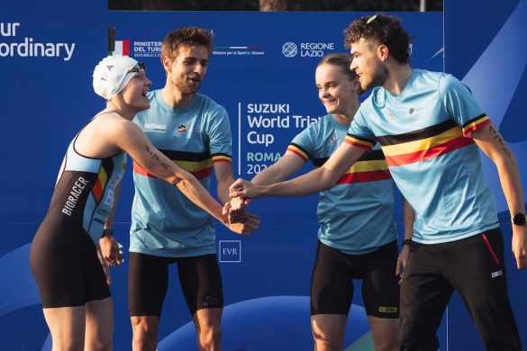 Belgian Hammers Jolien, Arnaud, Mit en Joris voor de start van de Mixed Team Relay triatlon in Rome (foto; World Triathlon)