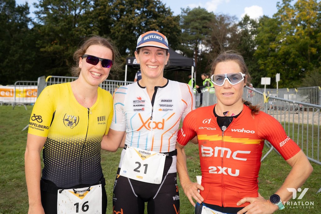 WInnares Birgit Massagé tussen Lotte Bakx en Christine Verdonck in de Strongman duatlon in Geel (foto: Triatlon Vlaanderen)