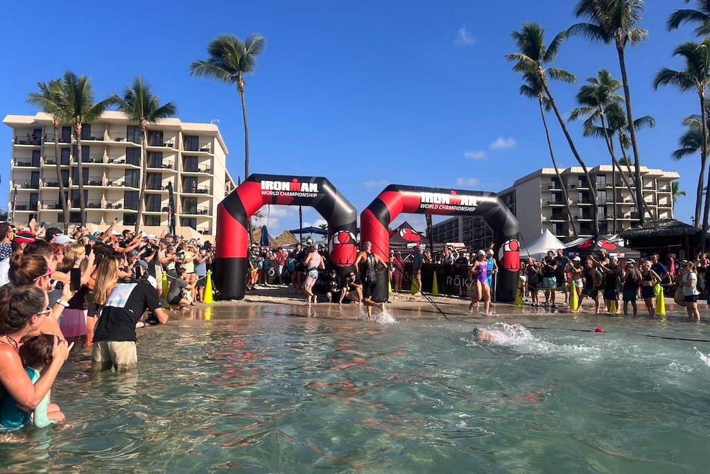 Jamie Riddle wint de Ho'Ala Swim in Kona voor Jonas Schomburg en Marten Van Riel (foto: 3athlon.be/Arno Meeusen)